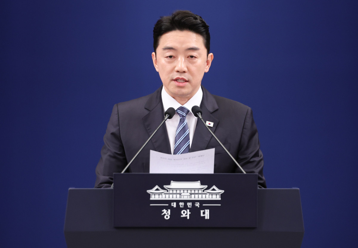 ▲강훈식 대통령비서실장이 11일 청와대 기자회견장에서 이재명 대통령과 여야 양당 대표 오찬 회동에 관해 발표하고 있다. (연합뉴스)