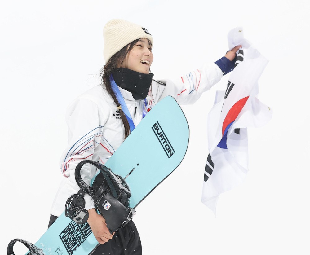 ▲12일(현지시간) 이탈리아 리비뇨 스노파크에서 열린 2026 밀라노·코르티나담페초 동계 올림픽 스키 스노보드 여자 하프파이프 결선에서 90.25점을 획득해 금메달을 획득한 한국 최가온이 시상식을 마친 뒤 기뻐하고 있다. (연합뉴스)