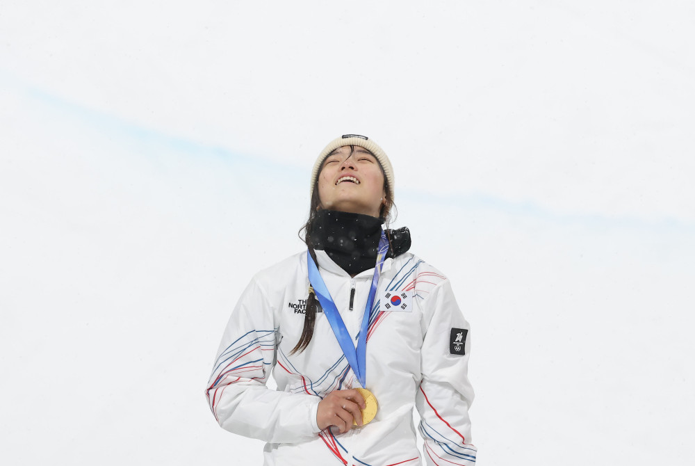 ▲12일(현지시간) 이탈리아 리비뇨 스노파크에서 열린 2026 밀라노·코르티나담페초 동계 올림픽 스키 스노보드 여자 하프파이프 결선에서 90.25점을 획득해 금메달을 획득한 한국 최가온이 기뻐하고 있다. (연합뉴스)