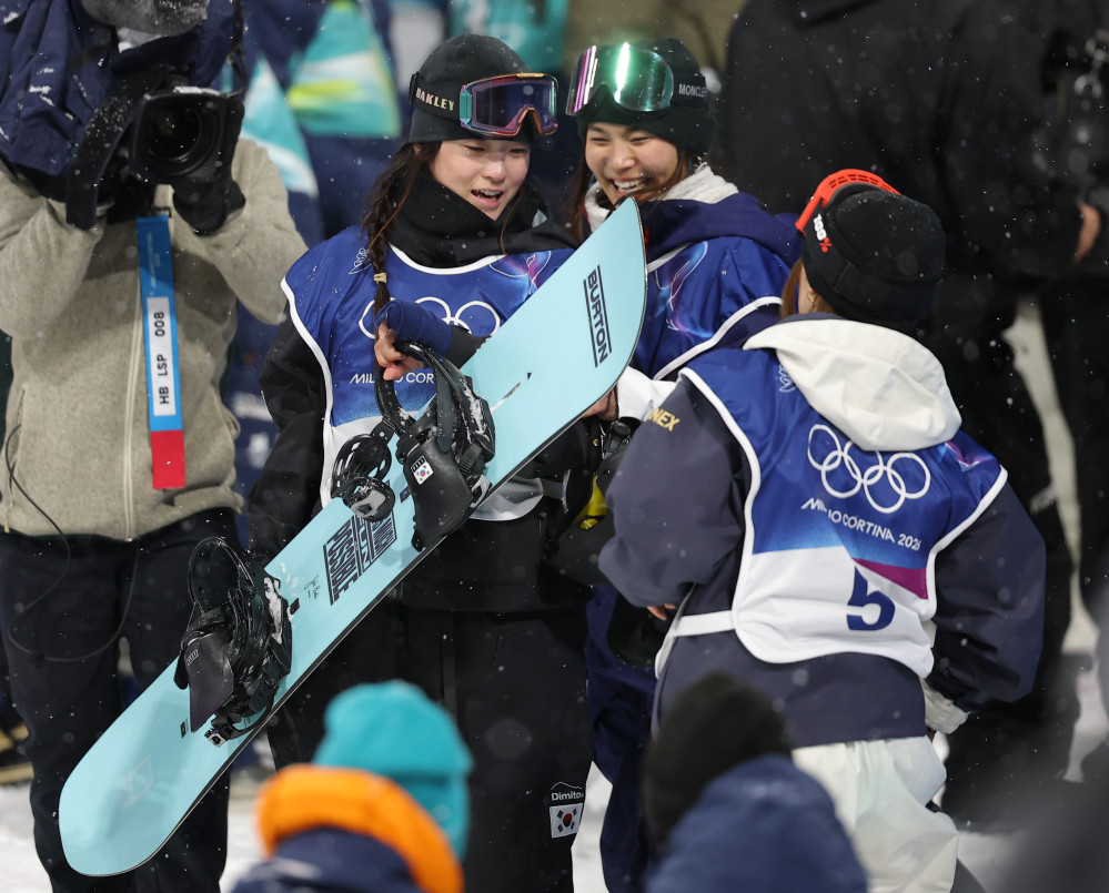 ▲12일(현지시간) 이탈리아 리비뇨 스노파크에서 열린 2026 밀라노·코르티나담페초 동계 올림픽 스키 스노보드 여자 하프파이프 결선에서 최가온이 90.25점을 획득해 금메달을 획득한 뒤 미국의 클로이 김으로부터 축하를 받고 있다. (연합뉴스)
