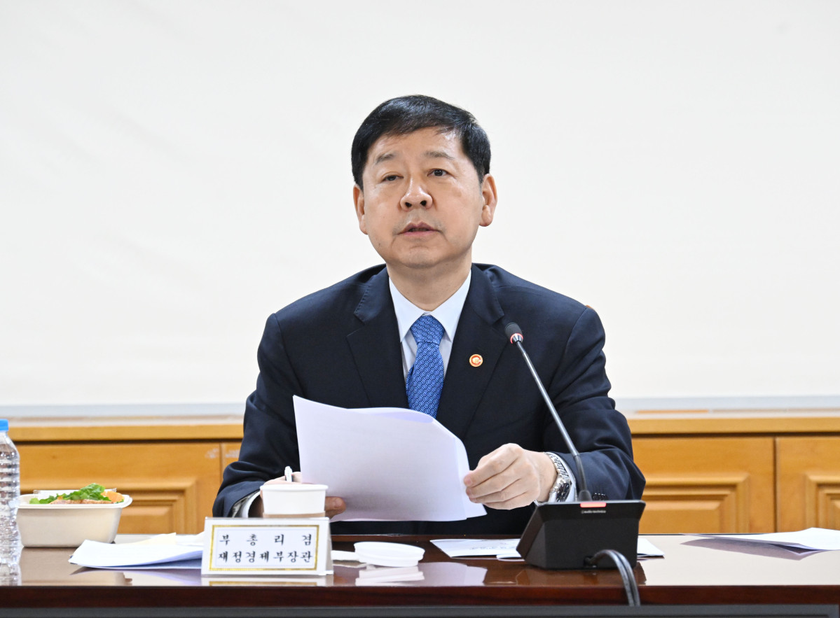▲구윤철 경제부총리 겸 재정경제부 장관이 2월 13일 서울 중구 은행연합회에서 열린 시장상황점검회의를 주재하고 있다. (재정경제부)