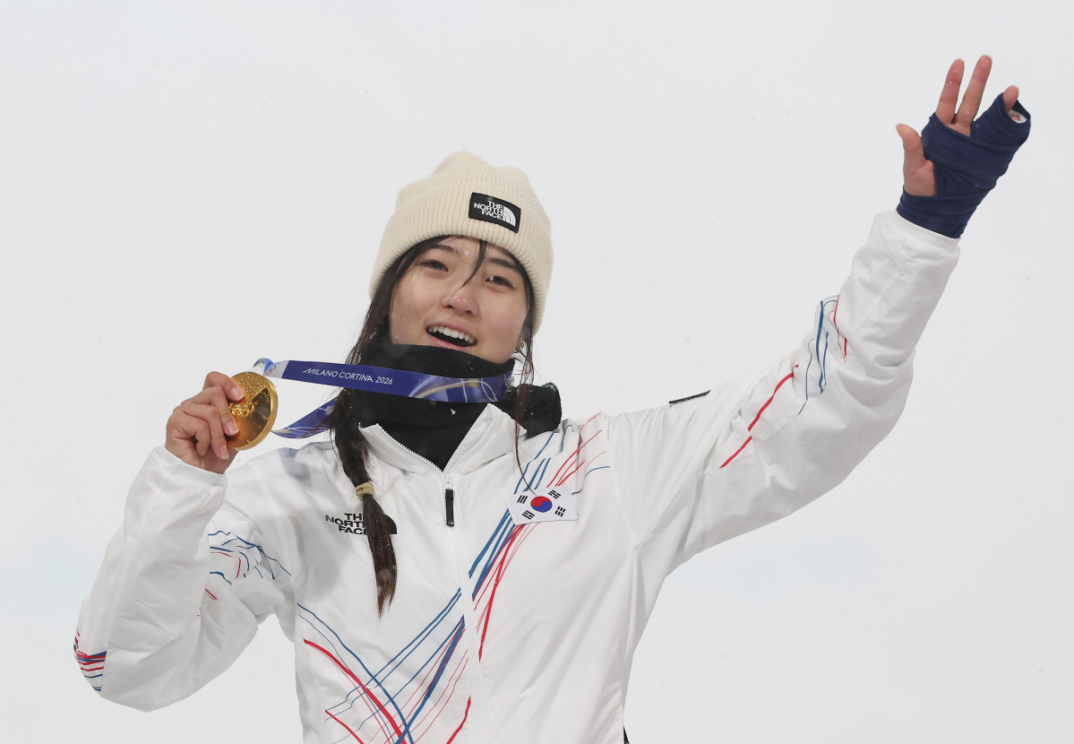 ▲12일(현지시간) 이탈리아 리비뇨 스노파크에서 열린 2026 밀라노-코르티나담페초 동계올림픽 스노보드 여자 하프파이프 결승에서 금메달을 따낸 최가온이 메달을 목에 걸고 기뻐하고 있다. 2026.2.13 (연합뉴스)