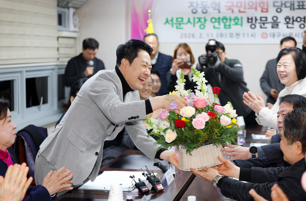 ▲국민의힘 장동혁 대표가 11일 대구 서문시장을 방문해 상인회와 간담회를 하는 자리에서 상인들로부터 꽃다발을 받고 있다. (연합뉴스)