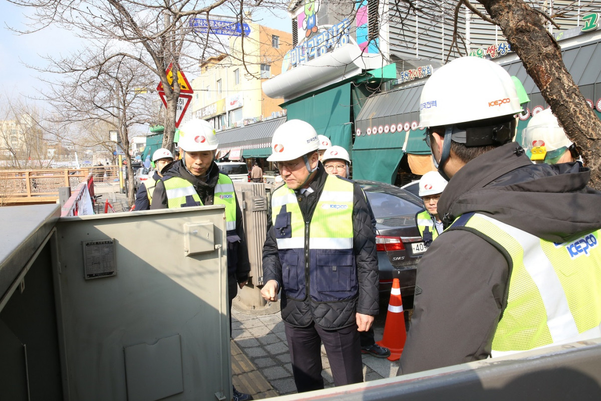 ▲정치교 한국전력 안전&영업배전부사장이 전력설비를 점검하고 있다. (자료제공=한국전력)