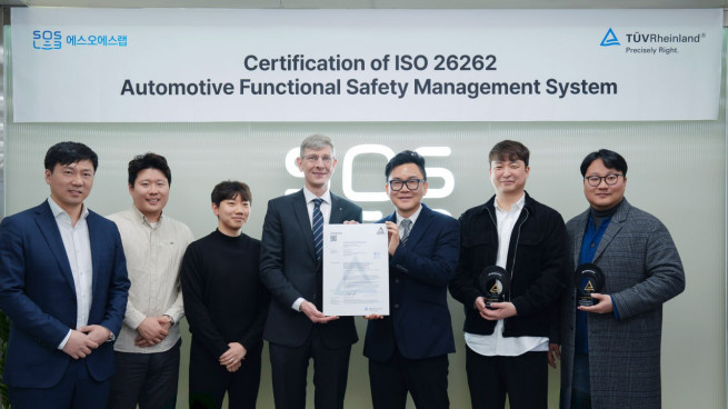 ▲에스오에스랩 ISO 26262 인증 획득 수여식. <왼쪽부터 노진표 티유브이 라인란드 이사, 마웅식 티유브이 라인란드 책임, 정인철 티유브이 라인란드 선임, 프랭크 주트너(Frank Juettner) 티유브이 라인란드 대표이사, 임찬묵 에스오에스랩 전무이사, 권순욱 에스오에스랩 전임연구원, 육성일 에스오에스랩 책임연구원> (사진제공 = 에스오에스랩)