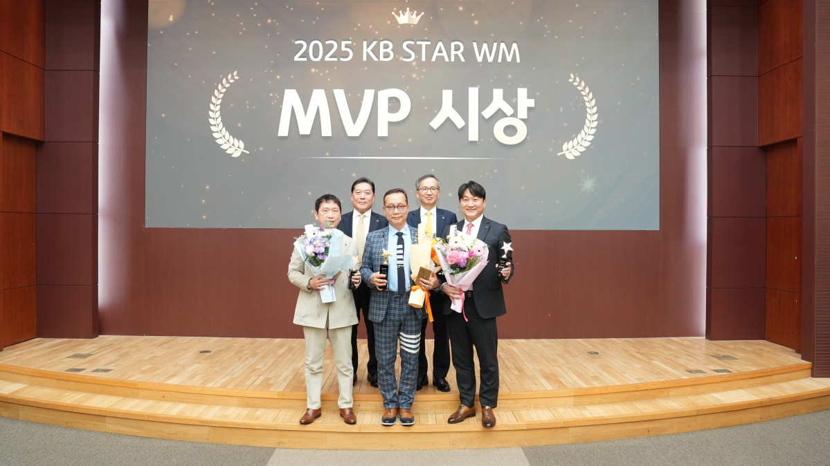 ▲정문철 KB 라이프 대표이사 사장(뒷줄 오른쪽 첫 번째)이 12일 KB라이프타워에서 개최한 ‘2026년 KB STAR WM’ 출범 기념식 행사에 참석해  2025년 우수 MVP와 함께 기념사진을 촬영하고 있다. (제공 KB라이프)