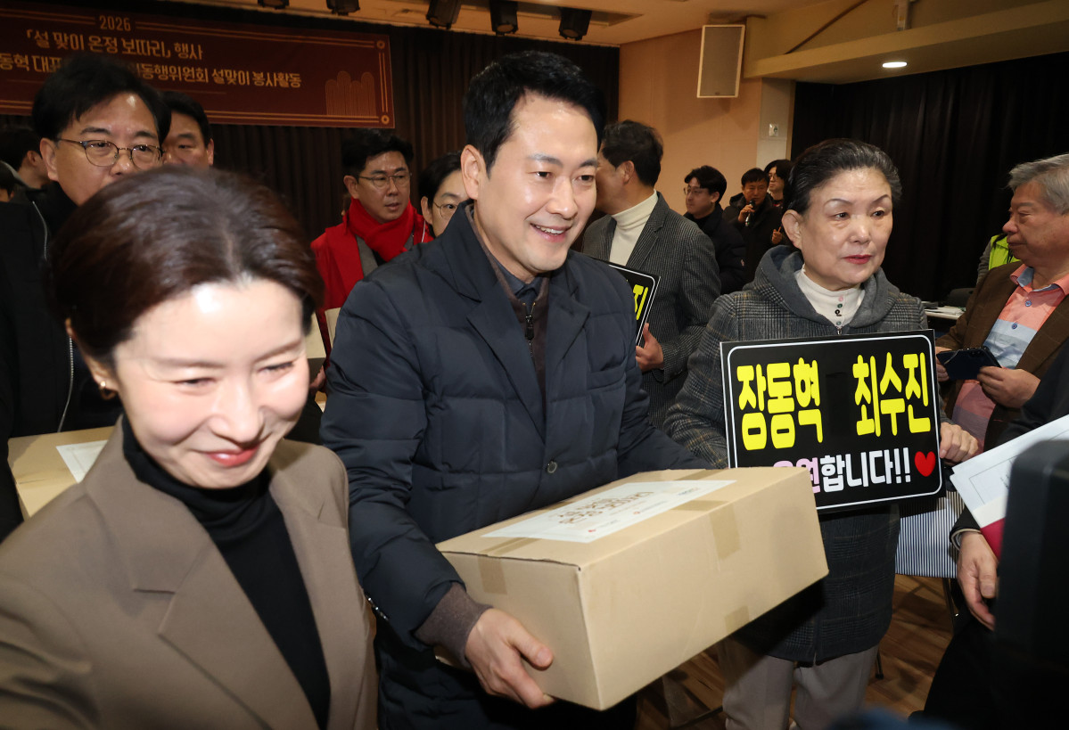▲국민의힘 장동혁 대표와 송언석 원내대표가 13일 서울 중구 쪽방촌에서 주민에게 설맞이 선물을 전달하기 위해 이동하고 있다. (연합뉴스)
