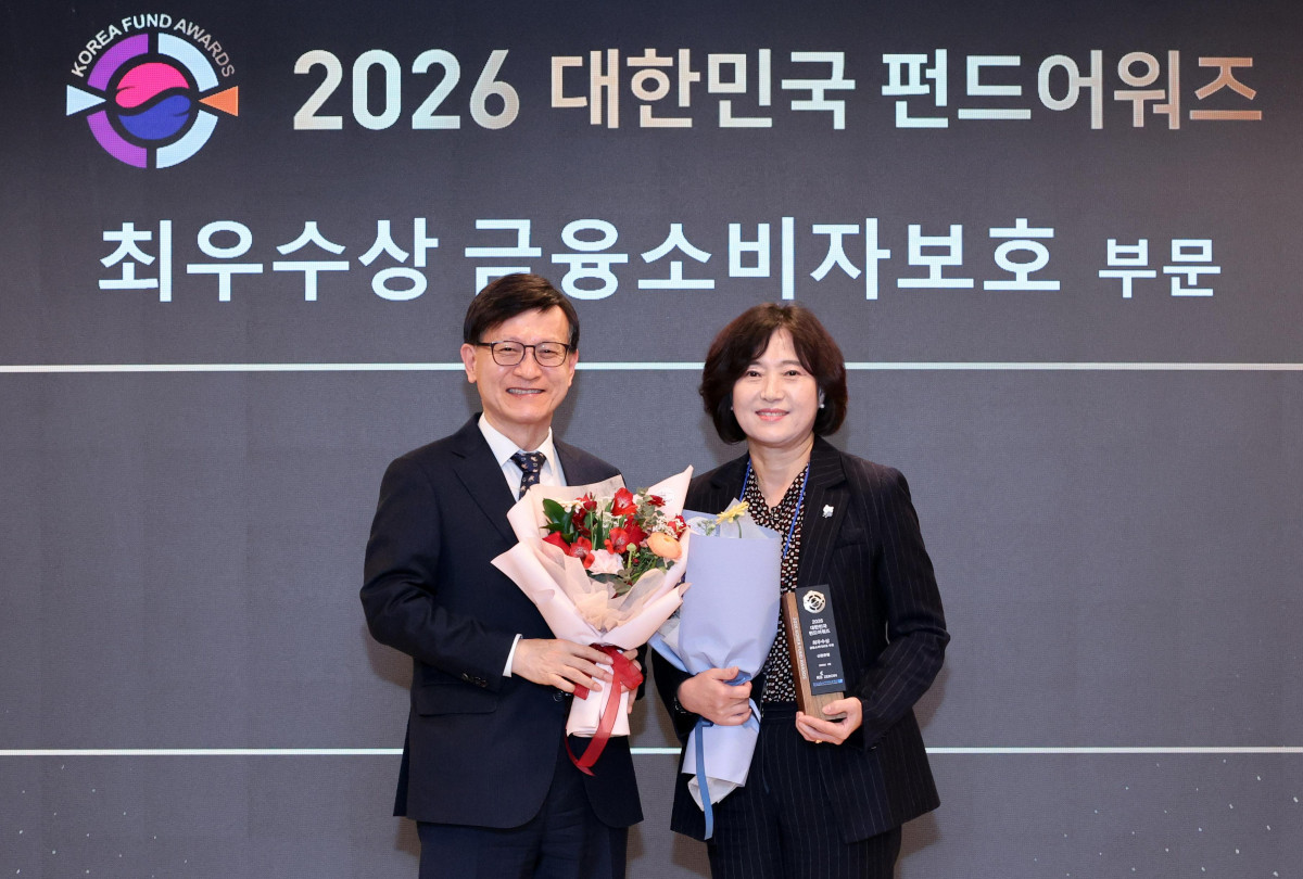 ▲12일 서울시 중구 소재 KG하모니홀에서 개최한 ‘2026 대한민국 펀드어워즈’ 시상식에서 박현주(사진 오른쪽) 신한은행 소비자보호그룹장과 한수혁 KG제로인 대표이사가 수상 후 기념촬영하는 모습 (사진제공=신한은행)