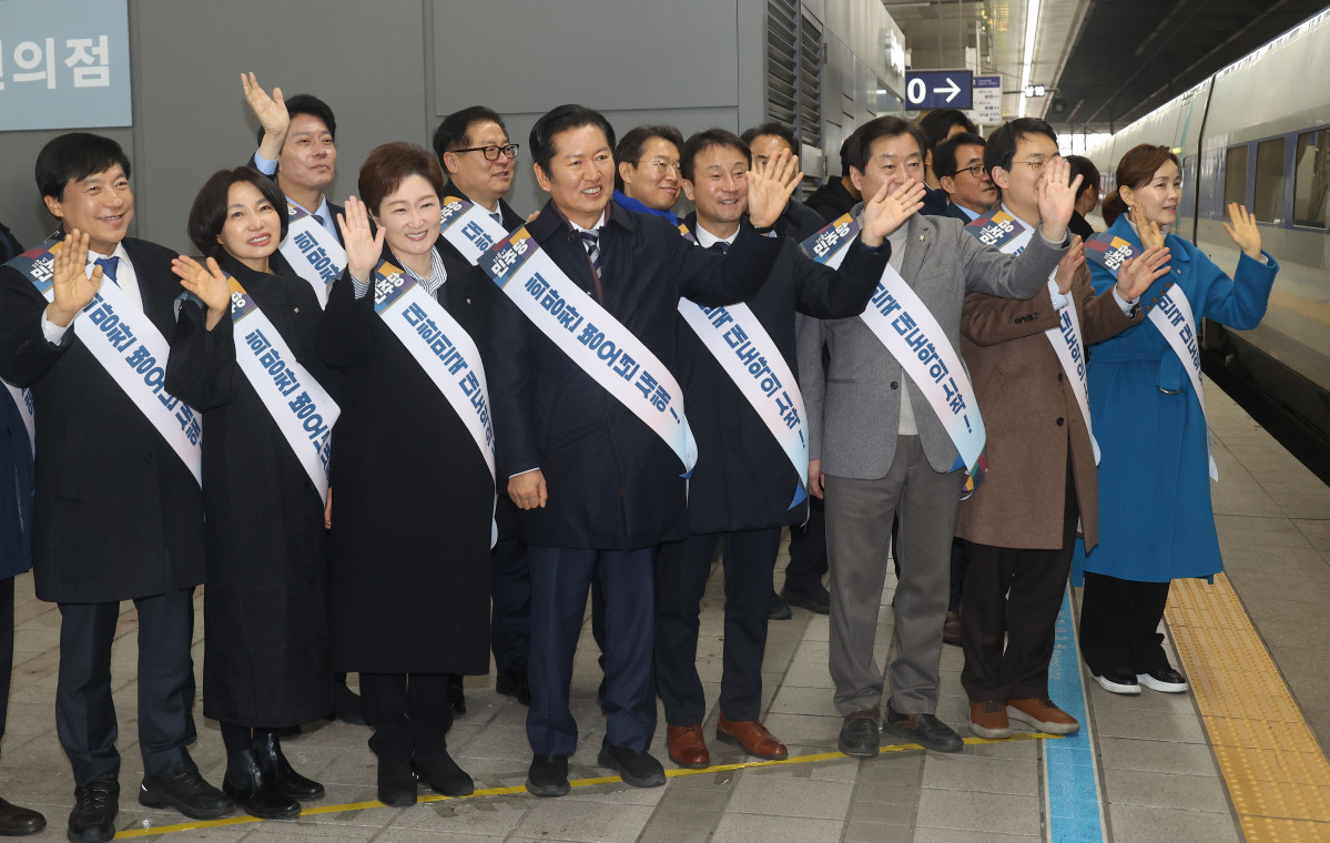 ▲더불어민주당 정청래 대표를 비롯한 지도부가 13일 서울 용산역에서 귀성 인사를 하고 있다. 2026.2.13 [공동취재]