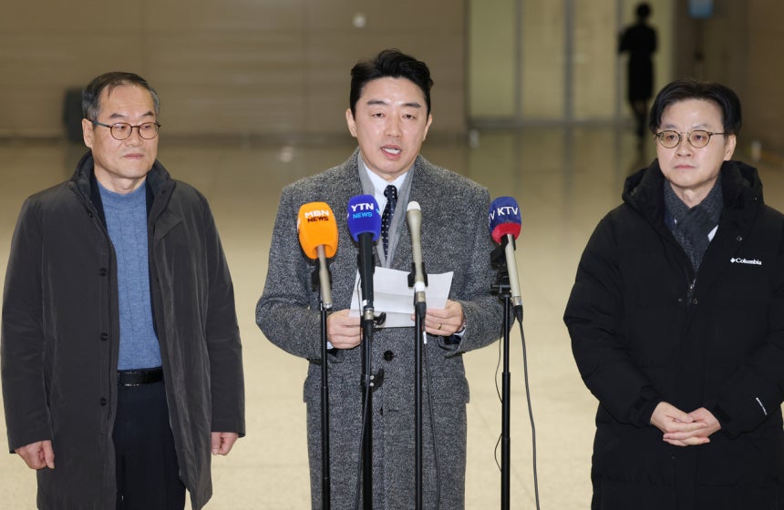 ▲강훈식 대통령실 비서실장이 지난달 26일 인천국제공항을 통해 캐나다로 출국하기 전 취재진 앞에서 발언하고 있다. 왼쪽은 이용철 방위사업청장, 오른쪽은 김정관 산업부 장관. (연합뉴스)