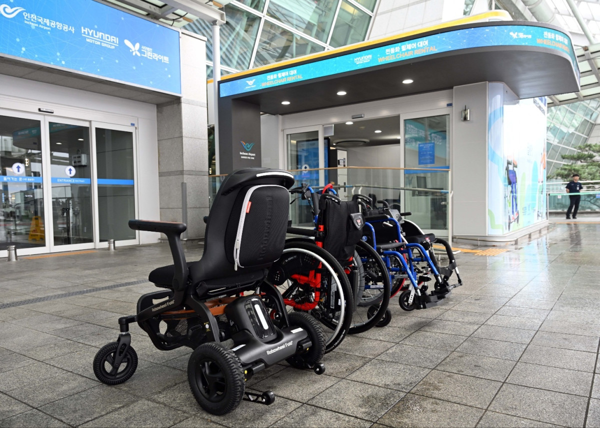 ▲휠셰어 인천국제공항 대여소에 비치된 전동화 휠체어와 경량 전동휠의 모습 (자료제공=현대차그룹)