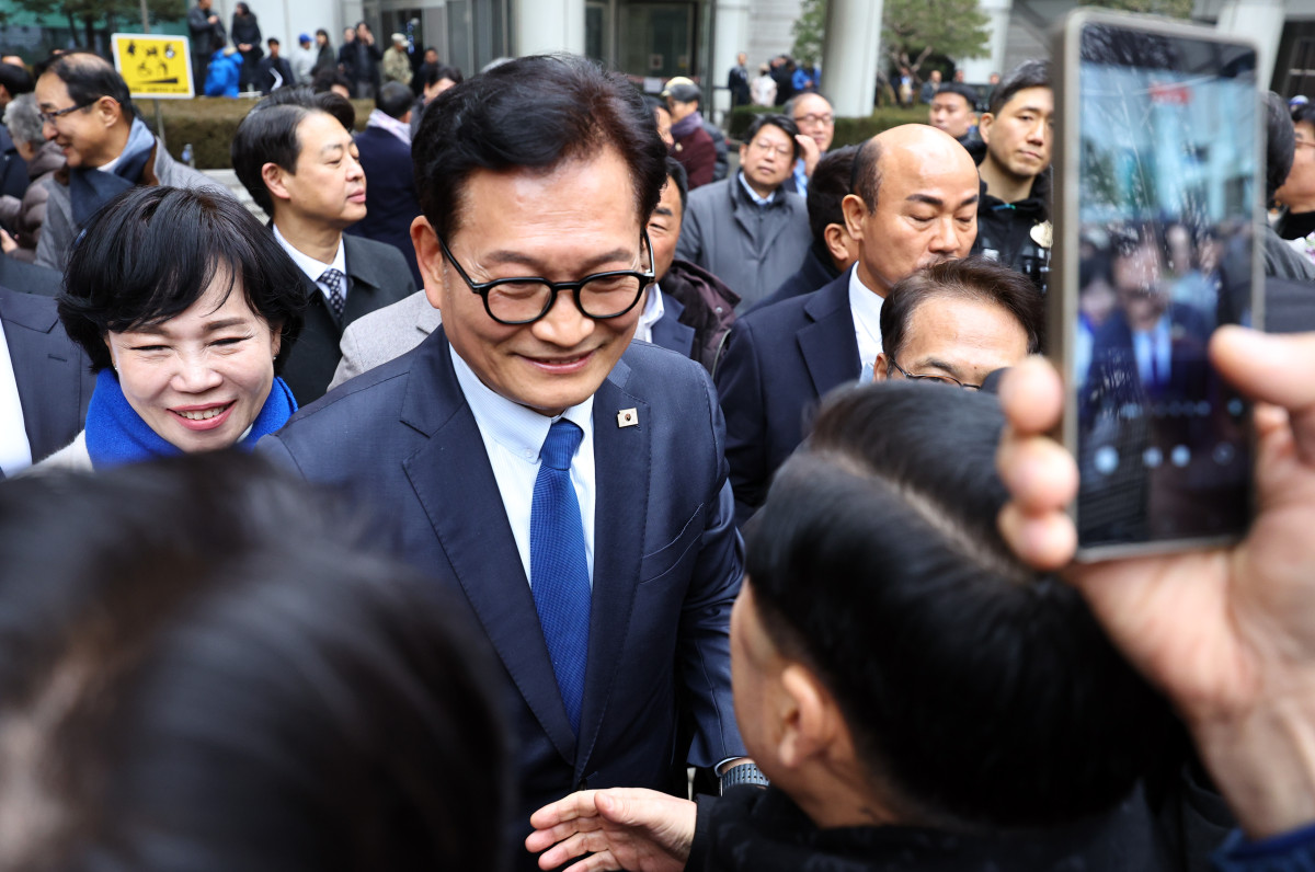 ▲송영길 소나무당 대표가 13일 서울 서초구 서울고등법원에서 열린 '더불어민주당 전당대회 돈봉투' 의혹 관련 2심에서 무죄를 선고 받은 뒤 지지자들과 인사를 나누고 있다.