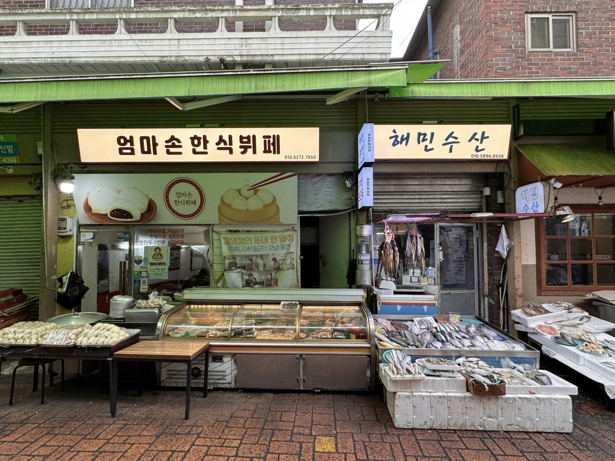 ▲서울 강남구 영동전통시장 내 한식뷔페와 수산물 가게 모습. (박상군 인턴 기자 kopsg@)