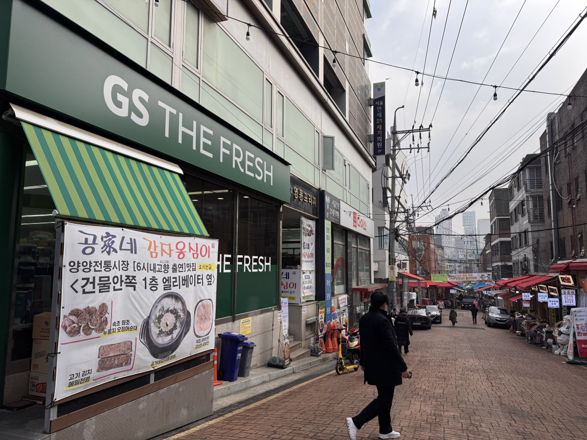 ▲서울 강남구 영동전통시장 입구에 슈퍼마트와 종합생활용품점이 위치해 있다. (박상군 인턴 기자 kopsg@)
