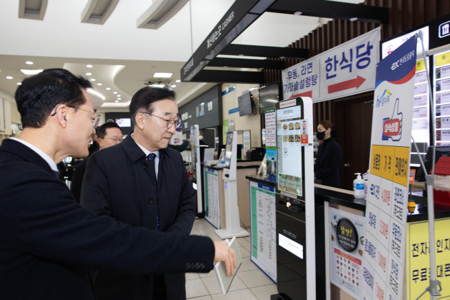 ▲김윤덕 국토교통부 장관이 13일 경부고속도로 휴게소를 찾아 운영 실태를 점검하고 있다. (사진제공=국토교통부)