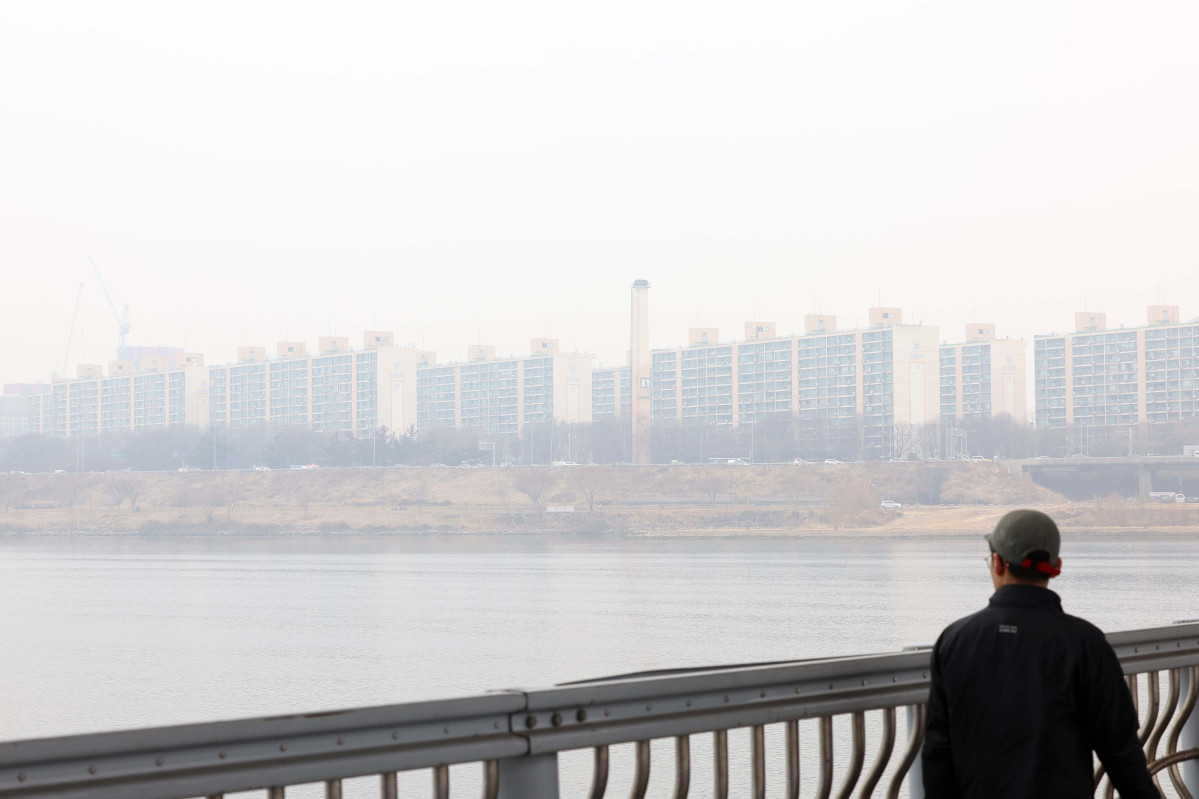 ▲온화한 날씨 속에 초미세먼지가 말썽이다. 서울과 경기, 영서 지방에 올해 들어 처음으로 미세먼지 비상저감조치가 내려진 13일 서울 잠수교에서 바라본 도심이 뿌옇다. 신태현 기자 holjjak@
