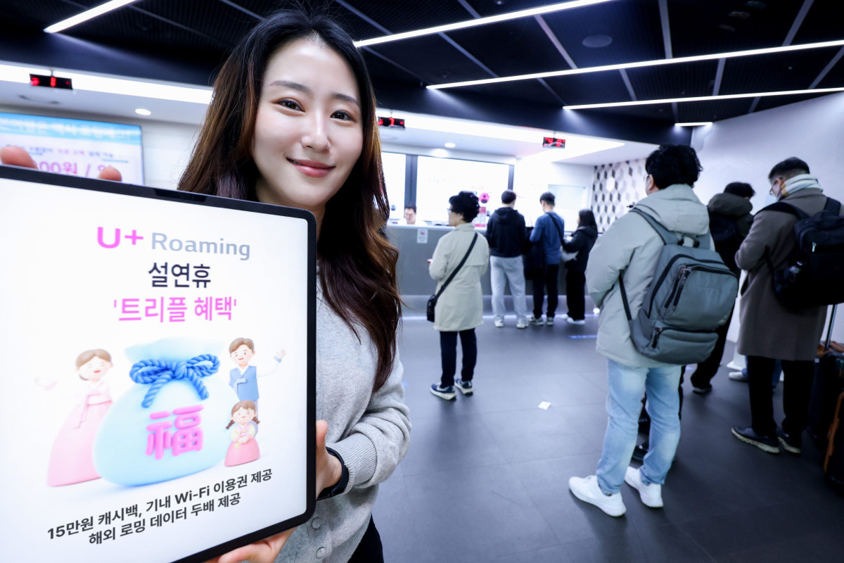 ▲LG유플러스 직원이 인천공항 내 로밍센터에서 프로모션을 소개하고 있는 모습. (사진제공=LG유플러스)