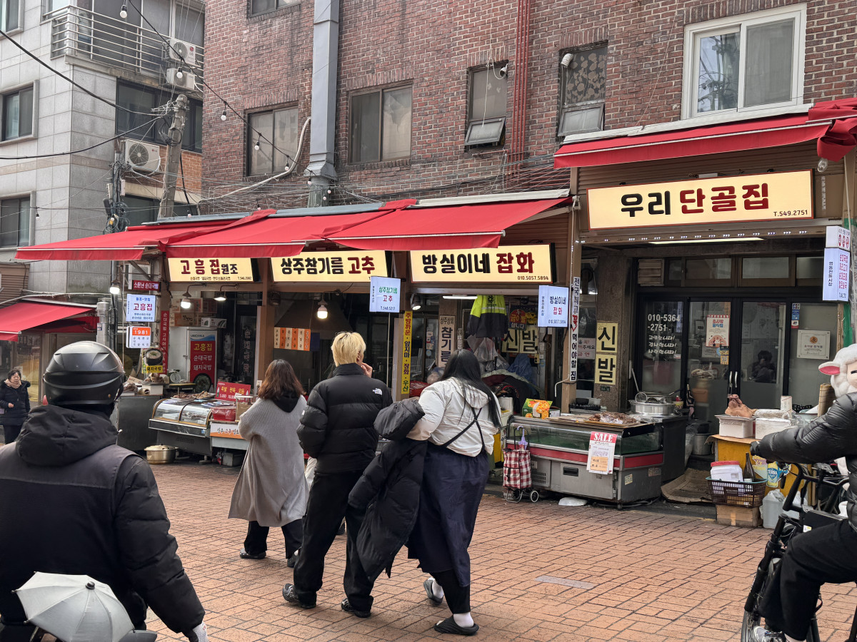 ▲서울 강남구 영동전통시장에서 사람들이 상점 앞을 지나가고 있다. (박상군 인턴 기자 kopsg@)