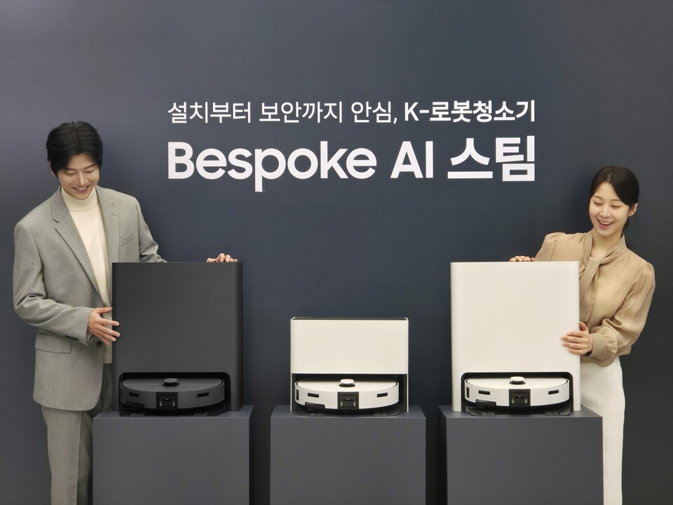 ▲삼성전자가 한국 가정에 최적화된 2026년형 '비스포크 AI 스팀' 로봇청소기를 출시했다. (사진제공=삼성전자)