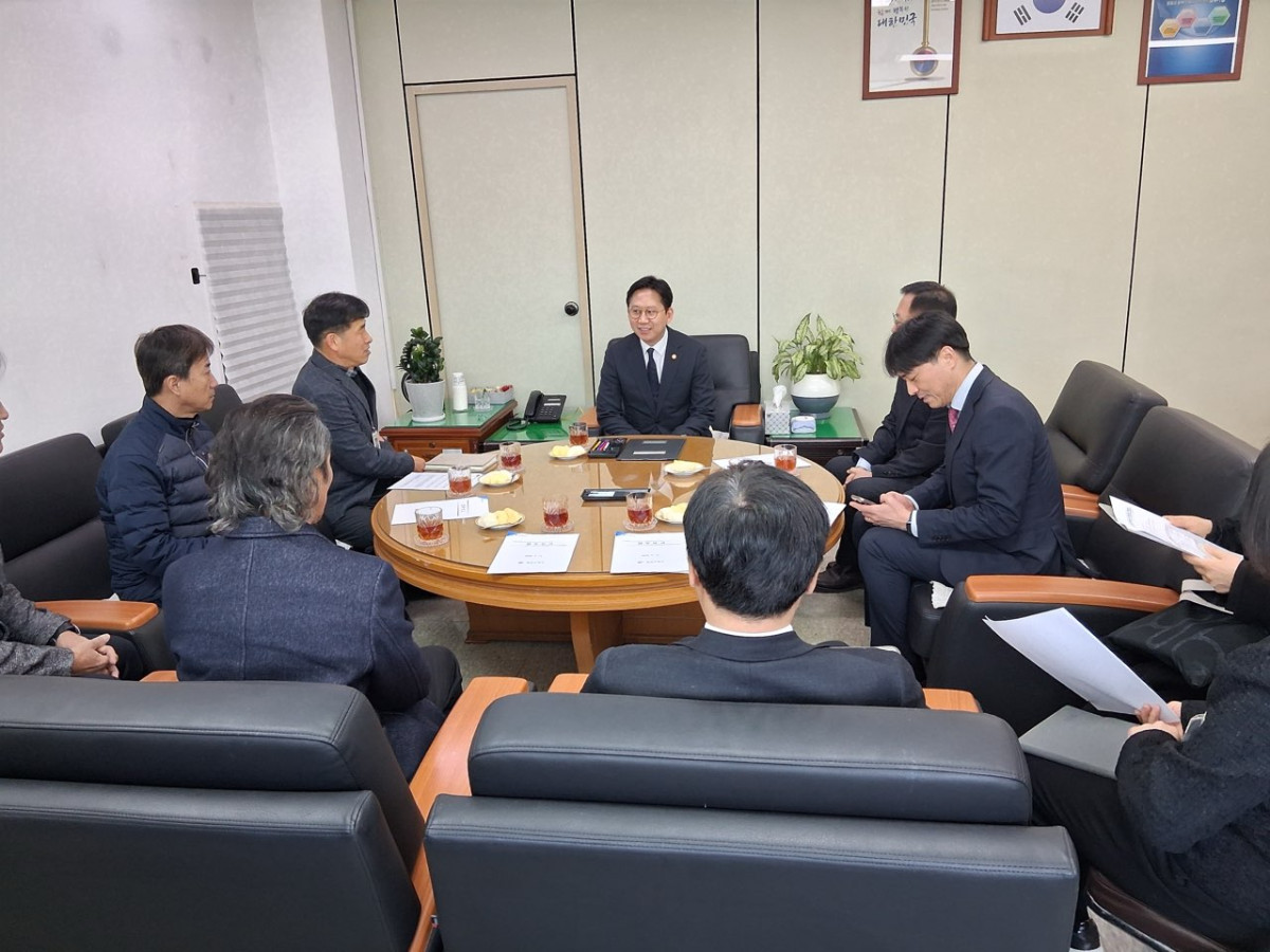 ▲배경훈 부총리 겸 과학기술정보통신부 장관이 13일 오후 대구광역시 달성군 달성우체국을 방문해 우편물 소통상황을 확인하고 있다. (사진제공=경북지방우정청)