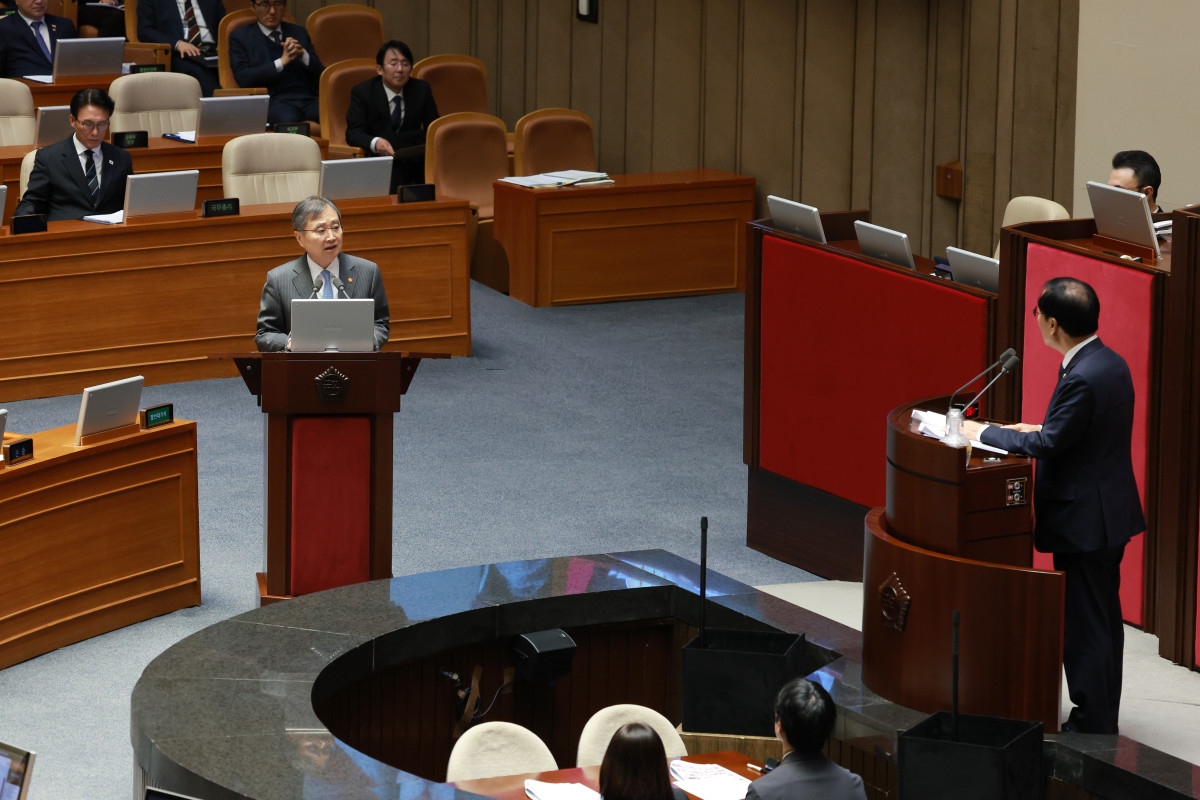 ▲[서울=뉴시스] 고승민 기자 = 조현 외교부 장관이 9일 서울 여의도 국회에서 열린 본회의 정치·외교·통일·안보 분야 대정부질문에서 윤후덕 더불어민주당 의원 질의에 답하고 있다. 2026.02.09. kkssmm99@newsis.com