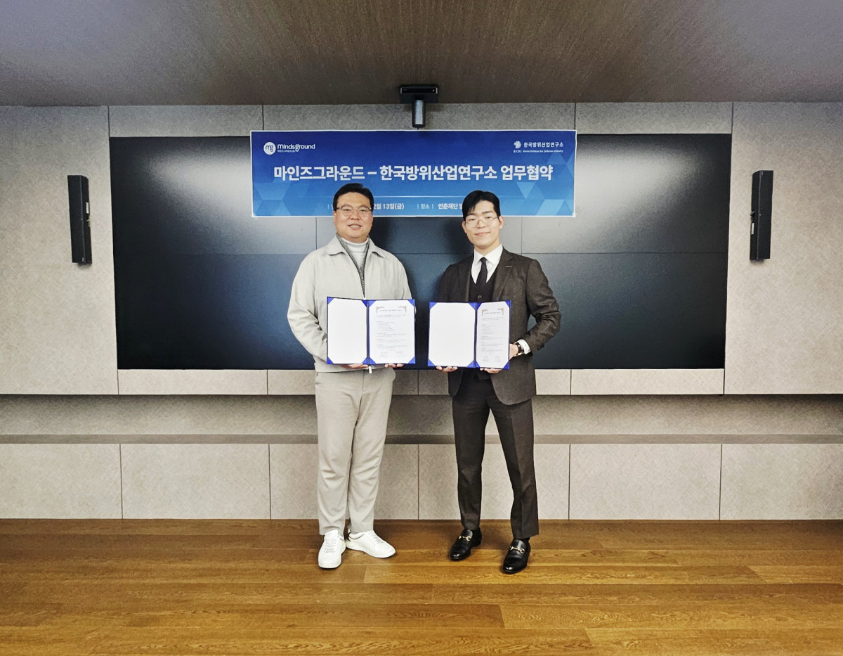 ▲최기일 한국방위산업연구소 연구소장(왼쪽)과 민환기 마인즈그라운드 대표(오른쪽)가 업무협약식에서 기념사진을 촬영하고 있다. (사진= 한국방위산업연구소)