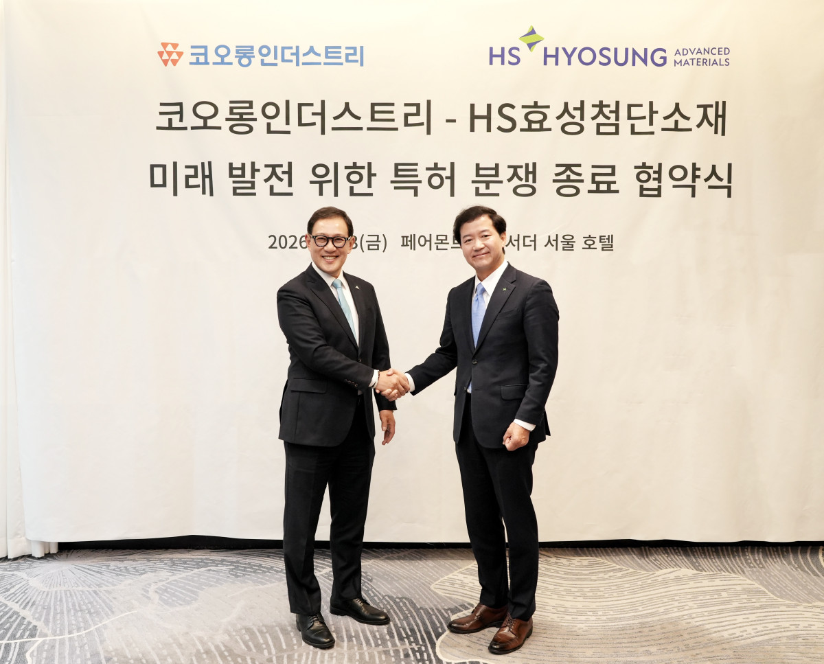 ▲코오롱인더스트리와 HS효성첨단소재는 13일 여의도에 위치한 ‘페어몬트 앰배서더 서울’호텔에서 ‘코오롱인더스트리-HS효성첨단소재 미래 발전 위한 특허 분쟁 종료 협약’을 체결했다. (왼쪽부터 코오롱인더스트리 허성 대표, HS효성 첨단소재 성낙양 대표) (코오롱인더스트리)