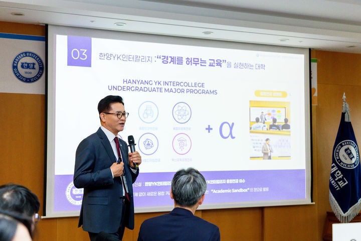 ▲이기정 한양대총장이 지난해 11월 25일 서울 성동구 한양대 신본관에서 열린 출입기자 간담회에서 환영사하는 모습. (한양대)