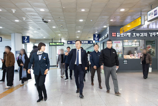 ▲김윤덕 국토교통부 장관(사진 가운데)이 13일 대전역을 찾아 현장을 점검하고 있다. (사진제공=국토교통부)