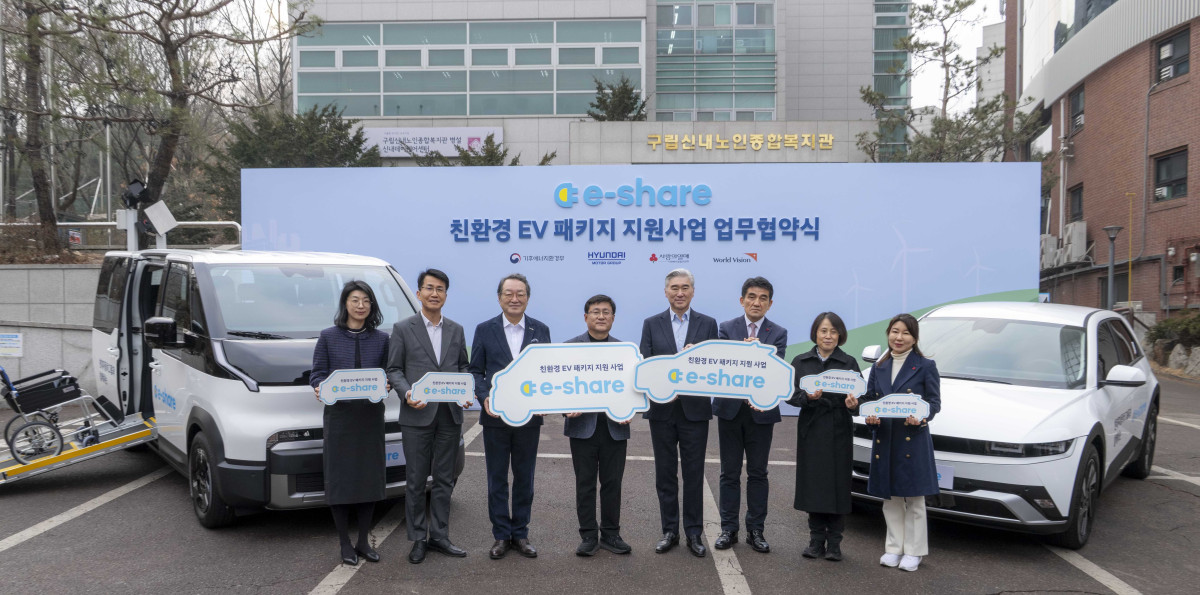 ▲(왼쪽부터) 월드비전 장문희 본부장, 현대차그룹 김동욱 부사장, 월드비전 조명환 회장, 기후에너지환경부 김성환 장관, 현대차그룹 전략기획담당 성 김 사장, 사회복지공동모금회 황인식 사무총장, 기후에너지환경부 정선화 국장, 사회복지공동모금회 김경희 본부장이 기념 촬영을 하는 모습 (사진-현대차)