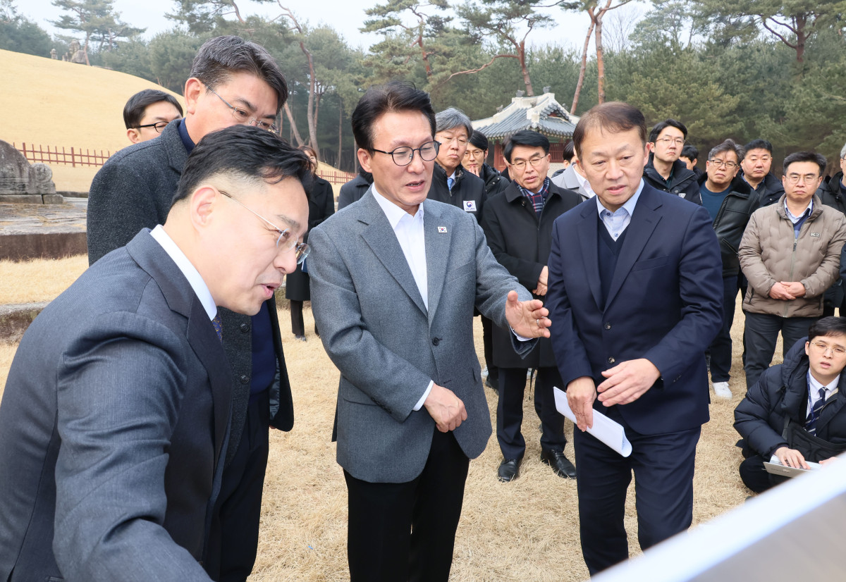 ▲13일 1·29 도심주택공급방안 현장점검 차 서울 노원구 강릉을 찾은 김민석 국무총리가 박동선 LH 국토도시본부장으로부터 서울태릉 공공주택지구 부지 현황 보고를 받고 있다. (사진제공=연합뉴스)