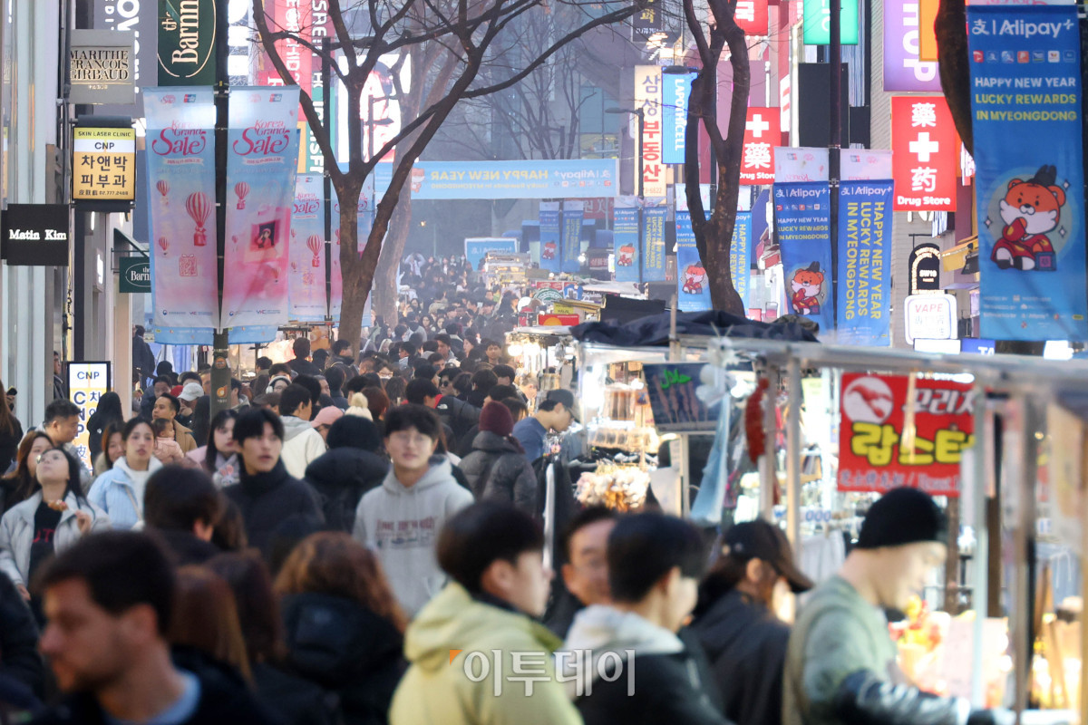 ▲중국 춘절 연휴 시작을 앞둔 14일 서울 중구 명동거리가 북적이고 있다. 문화체육관광부에 따르면 23일까지 이어지는 중국 춘절 연휴 동안 한국을 방문하는 중국인 관광객은 최대 19만 명으로 예측된다. 고이란 기자 photoeran@