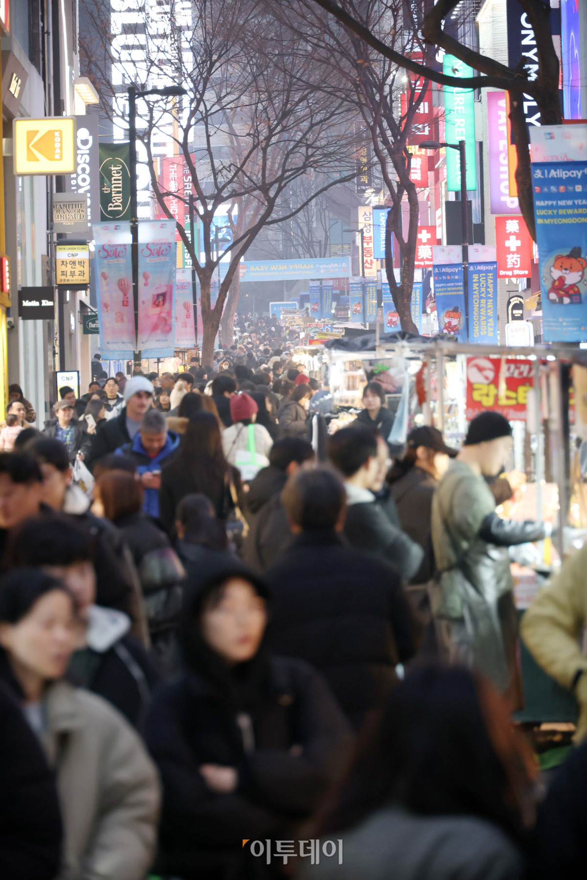 ▲중국 춘절 연휴 시작을 앞둔 14일 서울 중구 명동거리가 북적이고 있다. 문화체육관광부에 따르면 23일까지 이어지는 중국 춘절 연휴 동안 한국을 방문하는 중국인 관광객은 최대 19만 명으로 예측된다. 고이란 기자 photoeran@