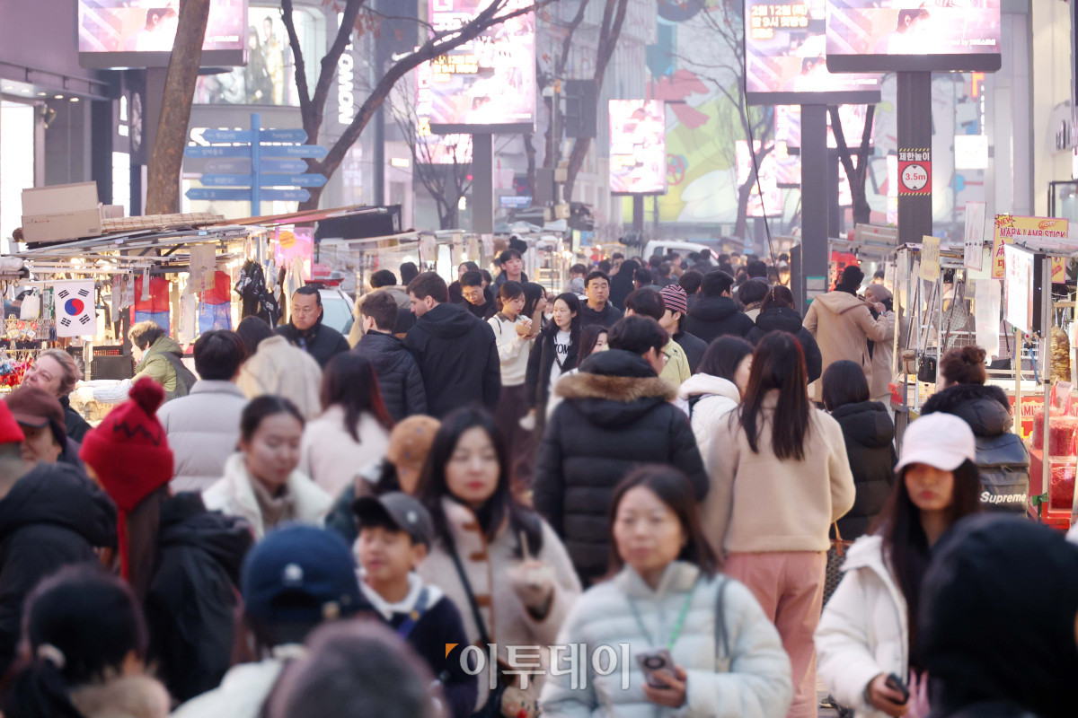 ▲중국 춘절 연휴 시작을 앞둔 14일 서울 중구 명동거리가 북적이고 있다. 문화체육관광부에 따르면 23일까지 이어지는 중국 춘절 연휴 동안 한국을 방문하는 중국인 관광객은 최대 19만 명으로 예측된다. 고이란 기자 photoeran@