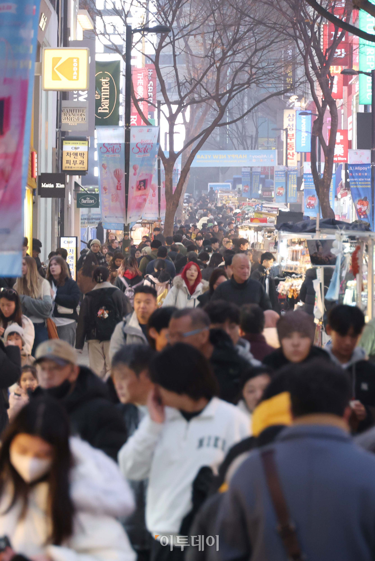 ▲중국 춘절 연휴 시작을 앞둔 14일 서울 중구 명동거리가 북적이고 있다. 문화체육관광부에 따르면 23일까지 이어지는 중국 춘절 연휴 동안 한국을 방문하는 중국인 관광객은 최대 19만 명으로 예측된다. 고이란 기자 photoeran@