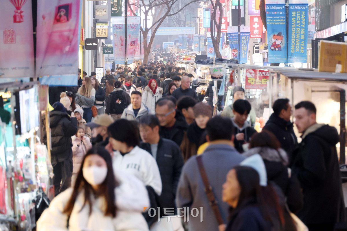 ▲중국 춘절 연휴 시작을 앞둔 14일 서울 중구 명동거리가 북적이고 있다. 문화체육관광부에 따르면 23일까지 이어지는 중국 춘절 연휴 동안 한국을 방문하는 중국인 관광객은 최대 19만 명으로 예측된다. 고이란 기자 photoeran@