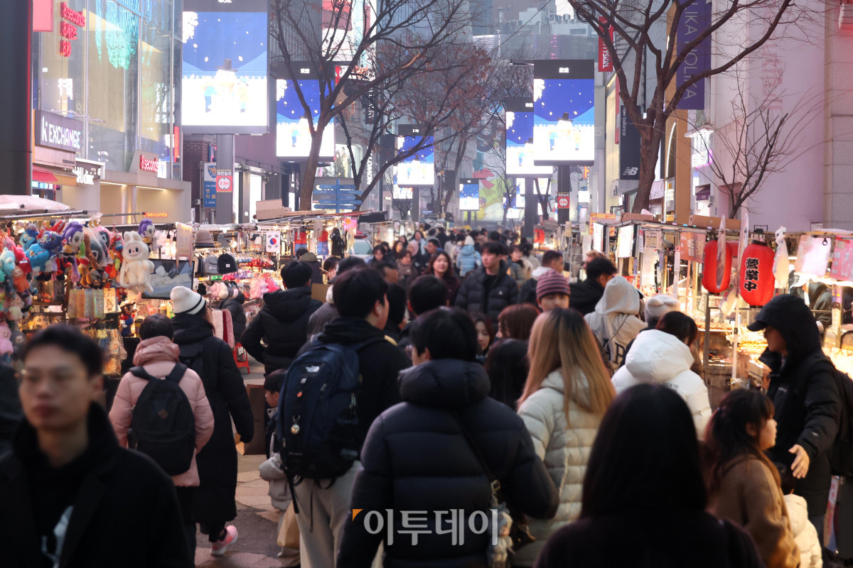 ▲중국 춘절 연휴 시작을 앞둔 14일 서울 중구 명동거리가 북적이고 있다. 문화체육관광부에 따르면 23일까지 이어지는 중국 춘절 연휴 동안 한국을 방문하는 중국인 관광객은 최대 19만 명으로 예측된다. 고이란 기자 photoeran@
