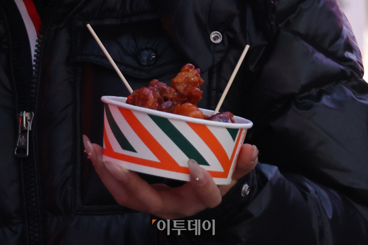 ▲중국 춘절 연휴 시작을 앞둔 14일 서울 중구 명동거리에서 관광객이 먹거리를 즐기고 있다. 문화체육관광부에 따르면 23일까지 이어지는 중국 춘절 연휴 동안 한국을 방문하는 중국인 관광객은 최대 19만 명으로 예측된다. 고이란 기자 photoeran@