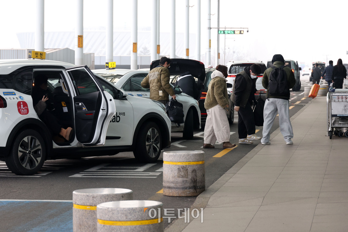▲설날인 17일 서울 강서구 김포공항 국내선이 여행객들로 북적이고 있다. 한국공항공사에 따르면 설 연휴 기간 전국공항 이용객은 국내선 105만 명, 국제선 44만 명 등 총 149만 명으로 예상된다. 지난해 설 연휴 대비 하루 평균 이용객이 16.3% 증가한 수준이다. 고이란 기자 photoeran@