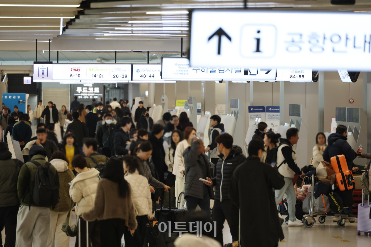 ▲설날인 17일 서울 강서구 김포공항 국내선이 여행객들로 북적이고 있다. 한국공항공사에 따르면 설 연휴 기간 전국공항 이용객은 국내선 105만 명, 국제선 44만 명 등 총 149만 명으로 예상된다. 지난해 설 연휴 대비 하루 평균 이용객이 16.3% 증가한 수준이다. 고이란 기자 photoeran@