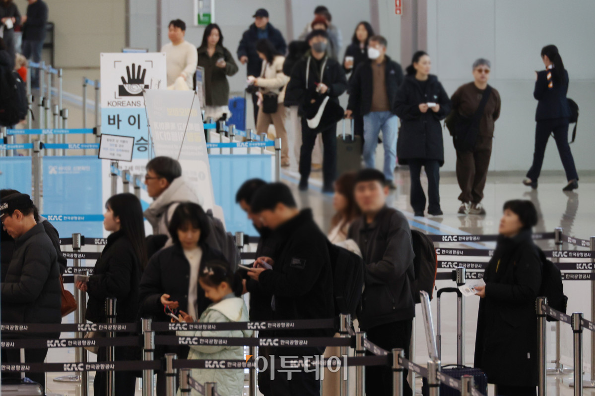 ▲설날인 17일 서울 강서구 김포공항 국내선이 여행객들로 북적이고 있다. 한국공항공사에 따르면 설 연휴 기간 전국공항 이용객은 국내선 105만 명, 국제선 44만 명 등 총 149만 명으로 예상된다. 지난해 설 연휴 대비 하루 평균 이용객이 16.3% 증가한 수준이다. 고이란 기자 photoeran@