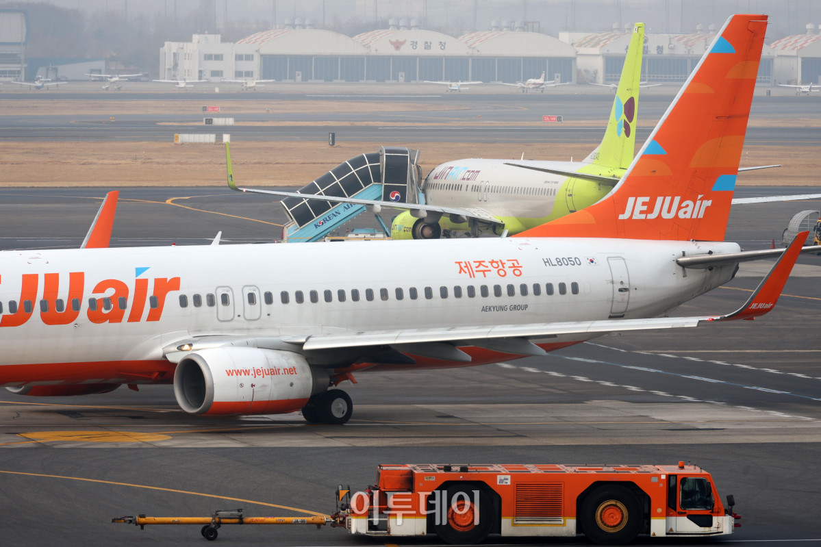 ▲설날인 17일 서울 강서구 김포공항 국내선 주기장이 분주한 모습이다. 한국공항공사에 따르면 설 연휴 기간 전국공항 이용객은 국내선 105만 명, 국제선 44만 명 등 총 149만 명으로 예상된다. 지난해 설 연휴 대비 하루 평균 이용객이 16.3% 증가한 수준이다. 고이란 기자 photoeran@