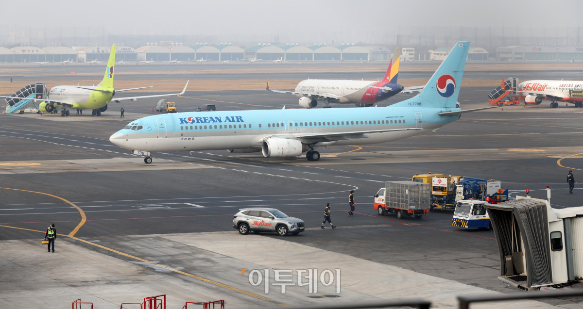 ▲설날인 17일 서울 강서구 김포공항 국내선 주기장이 분주한 모습이다. 한국공항공사에 따르면 설 연휴 기간 전국공항 이용객은 국내선 105만 명, 국제선 44만 명 등 총 149만 명으로 예상된다. 지난해 설 연휴 대비 하루 평균 이용객이 16.3% 증가한 수준이다. 고이란 기자 photoeran@