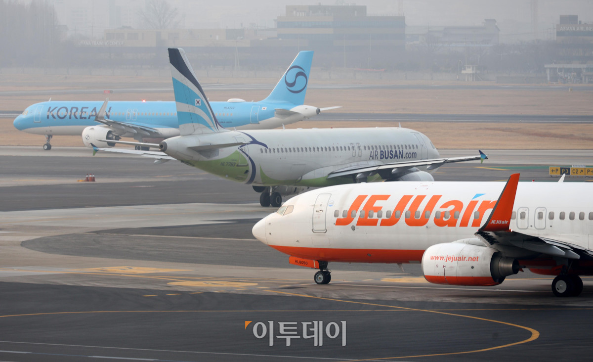 ▲서울 강서구 김포공항 국내선 주기장이 분주한 모습. 고이란 기자 photoeran@