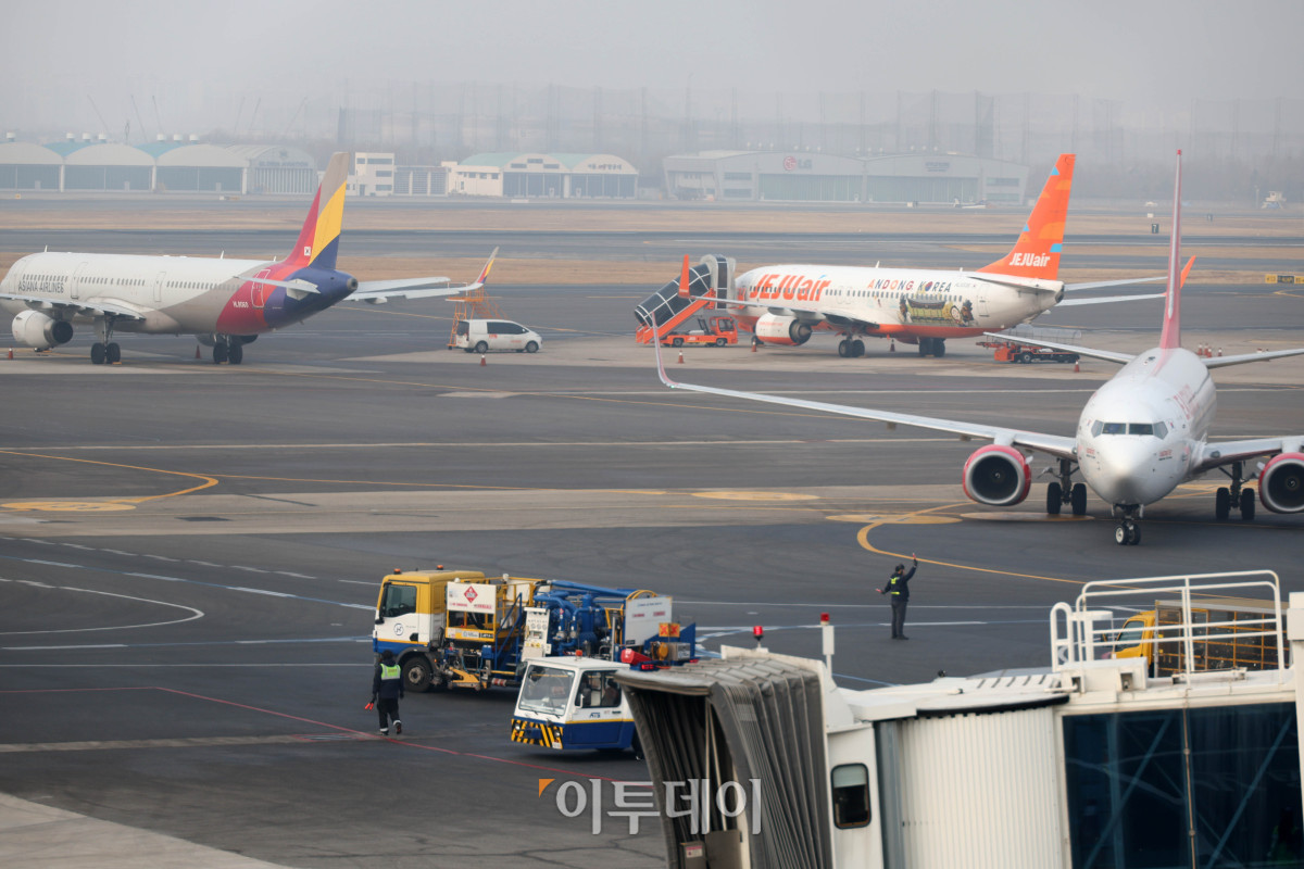 ▲설날인 17일 서울 강서구 김포공항 국내선 주기장이 분주한 모습이다. 한국공항공사에 따르면 설 연휴 기간 전국공항 이용객은 국내선 105만 명, 국제선 44만 명 등 총 149만 명으로 예상된다. 지난해 설 연휴 대비 하루 평균 이용객이 16.3% 증가한 수준이다. 고이란 기자 photoeran@