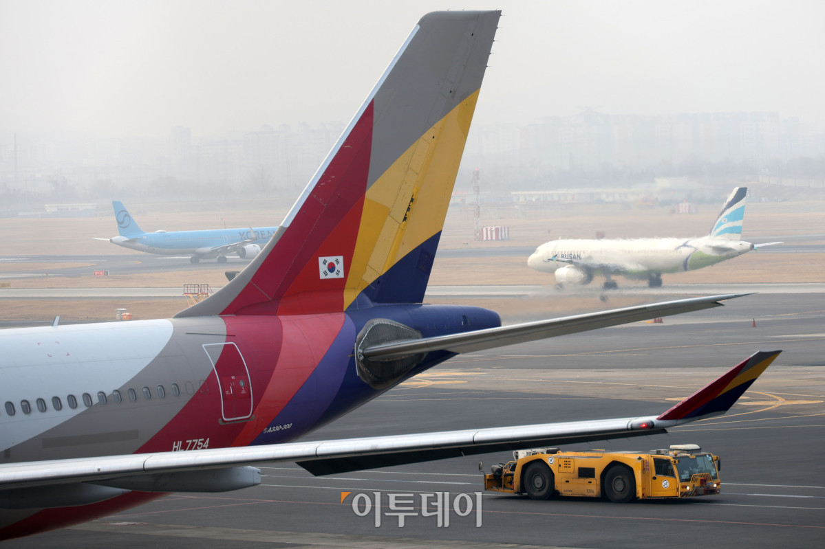 ▲설날인 17일 서울 강서구 김포공항 국내선 주기장이 분주한 모습이다. 한국공항공사에 따르면 설 연휴 기간 전국공항 이용객은 국내선 105만 명, 국제선 44만 명 등 총 149만 명으로 예상된다. 지난해 설 연휴 대비 하루 평균 이용객이 16.3% 증가한 수준이다. 고이란 기자 photoeran@