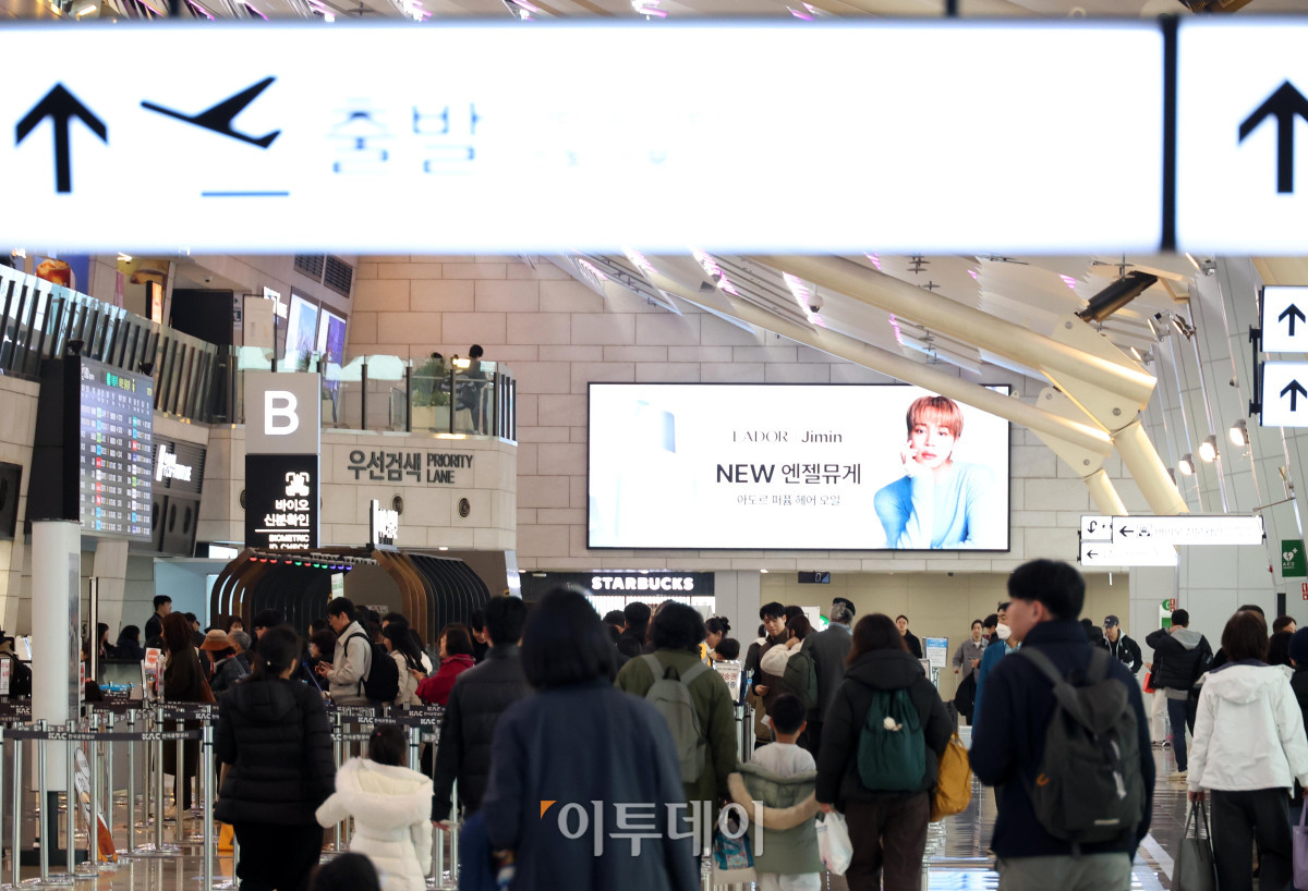 ▲설날인 17일 서울 강서구 김포공항 국내선이 여행객들로 북적이고 있다. 한국공항공사에 따르면 설 연휴 기간 전국공항 이용객은 국내선 105만 명, 국제선 44만 명 등 총 149만 명으로 예상된다. 지난해 설 연휴 대비 하루 평균 이용객이 16.3% 증가한 수준이다. 고이란 기자 photoeran@