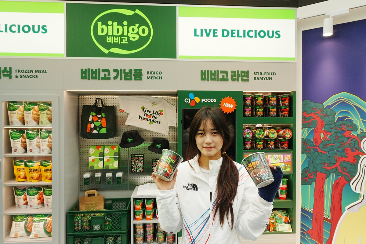 ▲밀라노 동계올림픽 스노보드 여자 하프파이프 금메달 최가온이 코리아하우스에서 후원사 CJ의 부스들을 방문해 즐거운 시간을 보냈다. (사진제공=CJ그룹)