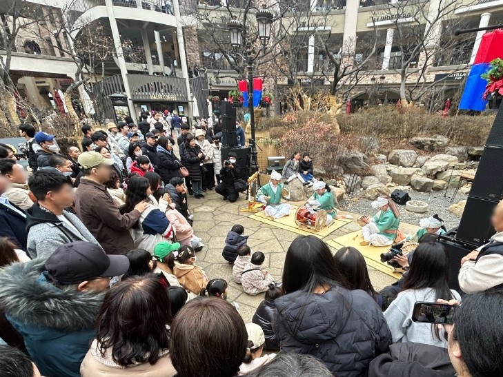 ▲14일 신세계사이먼 시흥 프리미엄 아울렛에서 진행된 한국민속촌 공연단의 풍물 공연을 감상 중인 고객들 (사진제공=신세계사이먼)