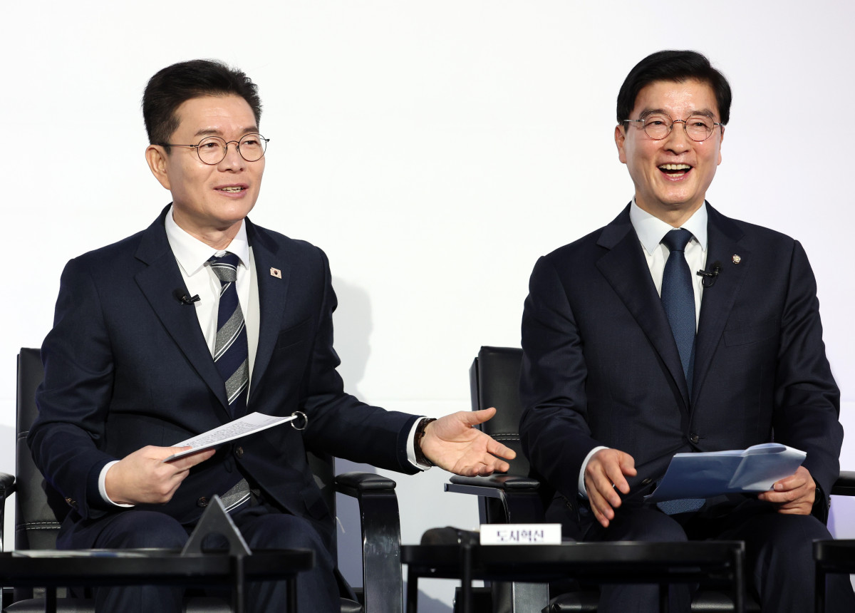 ▲정원오 성동구청장이 8일 오후 서울 영등포구 올댓마인드에서 열린 북콘서트 '매우만족, 정원오입니다'에 참석해 이해식 더불어민주당 의원을 소개하고 있다. (사진=뉴시스)